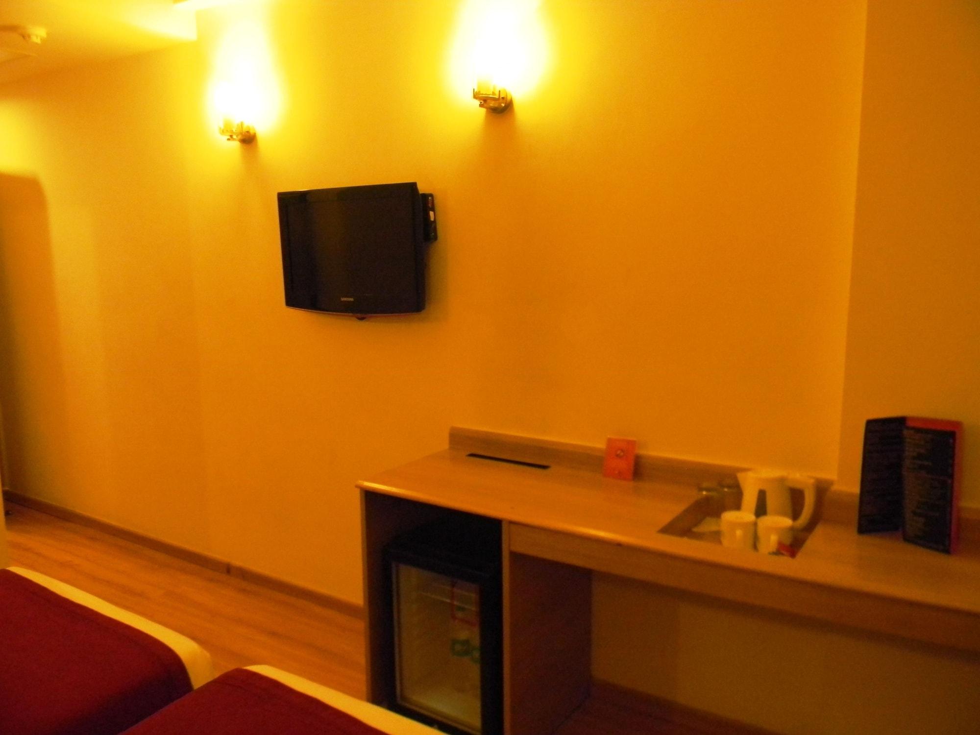Red Fox By Lemon Tree Hotels, East Delhi Exterior photo